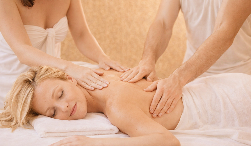 čtyřruční masáž ženy